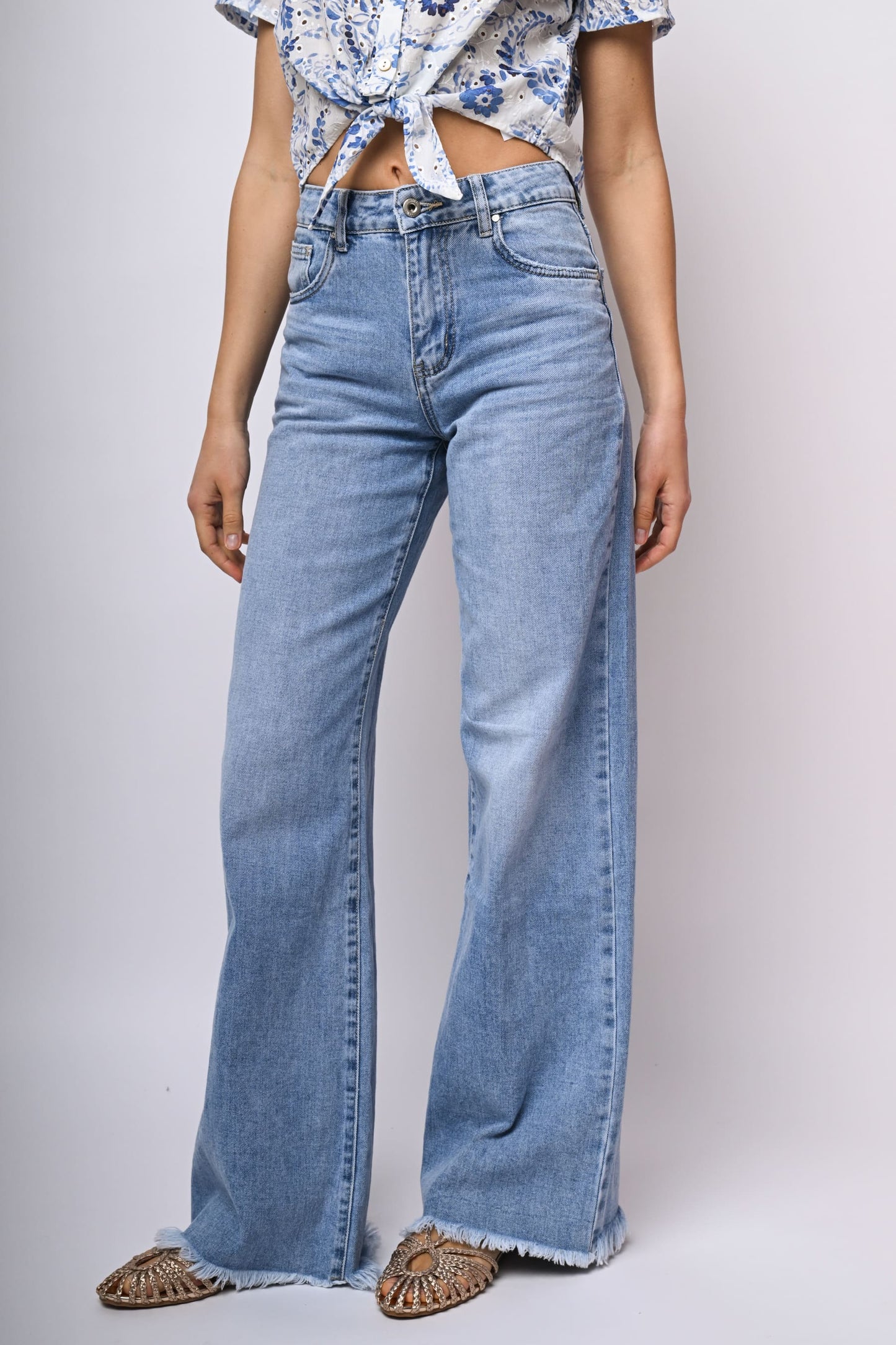 Jeans a gamba ampia sfrangiati